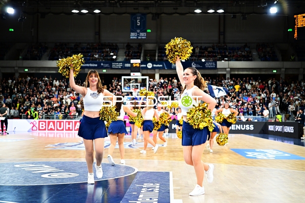 Cheerleader tanzen im SNP Dome