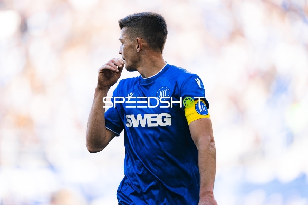 Spieler mit Kapitänsbinde