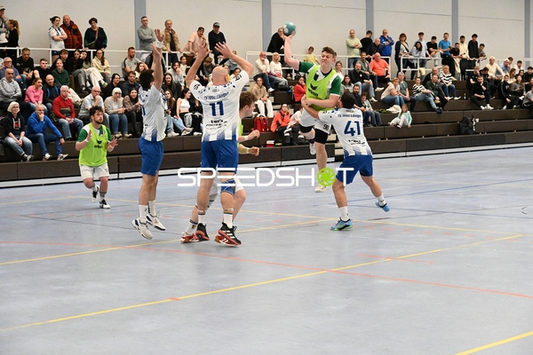 Dramatischer Sprungwurf im Spiel zwischen TV Edingen und TV Friedrichsfeld