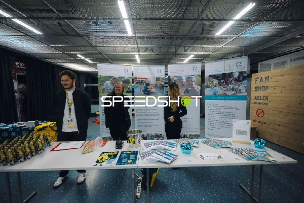 Lukas Emmel (105; Rhein Neckar Löwen) am Infostand