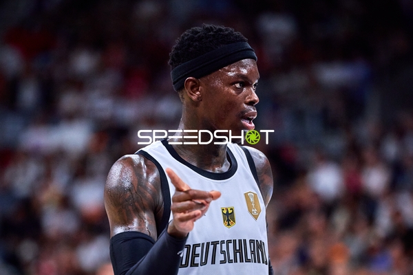 Dennis Schröder (17; Deutschland) dirigiert das Spiel