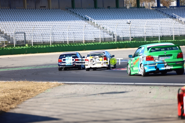 Drei Fahrzeuge in der Kurve beim Rennen