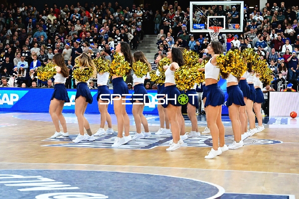 Cheerleader-Performance während der Spielpause