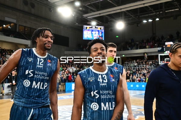 Szene mit Osun Osunniyi (12; MLP Academics Heidelberg), Eric Reed Jr. (43; MLP Academics Heidelberg) und Dusan Neskovic (7; MLP Academics Heidelberg)