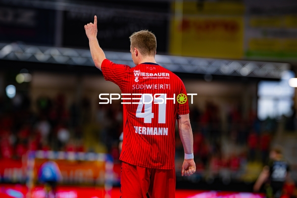 Till Hermann (41; SG BBM Bietigheim) hebt den Arm