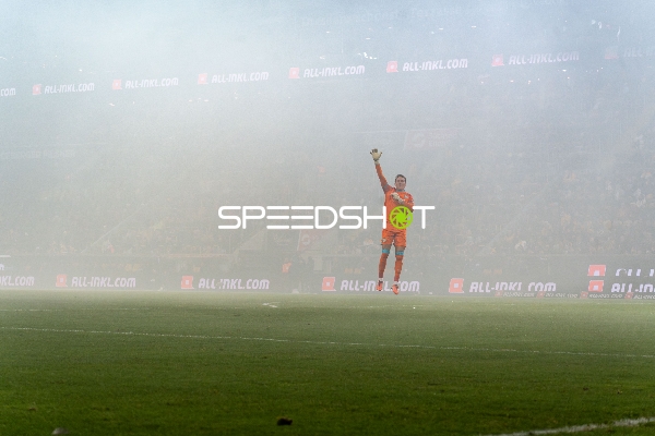 Torwart hebt die Hand