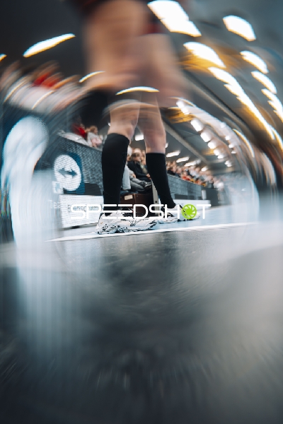 Spielerbeine am Spielfeldrand