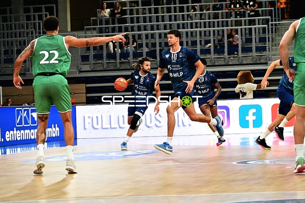 Michael Flowers (6; MLP) dribbelt auf dem Court