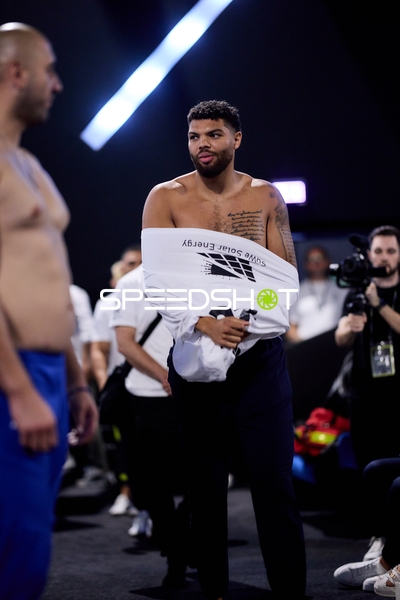 Ringside-Zone Face-Off