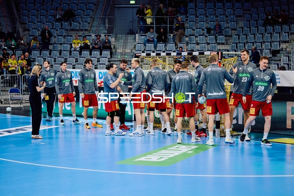 Spieler wärmen sich vor dem Spiel auf.