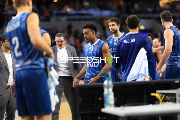 Szene mit Mateo Seric (21; MLP Academics Heidelberg), Eric Reed Jr. (43; MLP Academics Heidelberg) und Carlo Finetti (998; MLP Academics Heidelberg)