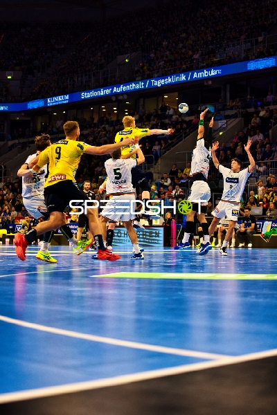 Ein Spieler der Rhein Neckar Löwen springt zum Wurf.