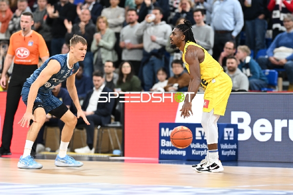 Spielaktion mit Christopher Clemons (3; EWE Baskets Oldenburg) und Niklas Würzner (2; MLP Academics Heidelberg)