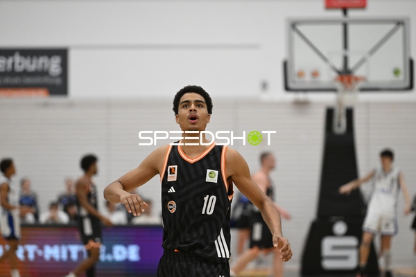 Basketball-Situation mit Endurance Aiyamenkhue (10; OrangeAcademy Ulm)