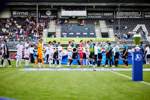 Spieler begrüßen sich vor Anpfiff