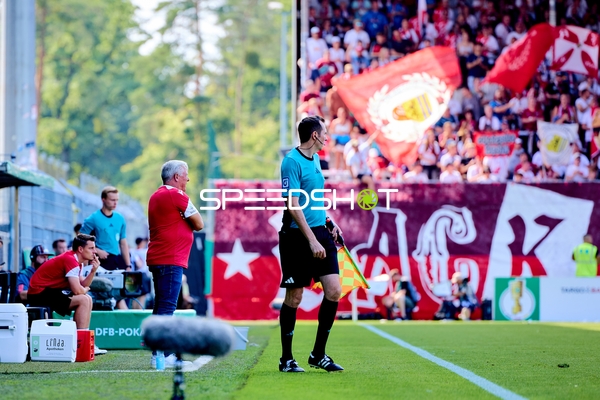 Offizielle an der Seitenlinie