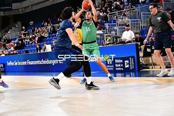 Wurf von Jordan Roland (15; Gladiators Trier) unter Beobachtung