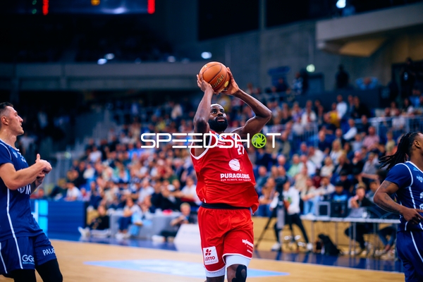 Syntainics MBC Spieler beim Wurfversuch