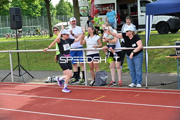 Läuferin läuft auf der Bahn