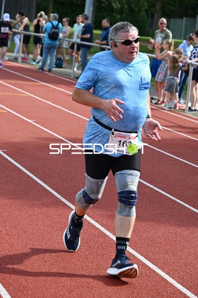 Läufer mit Startnummer 163 auf der Bahn