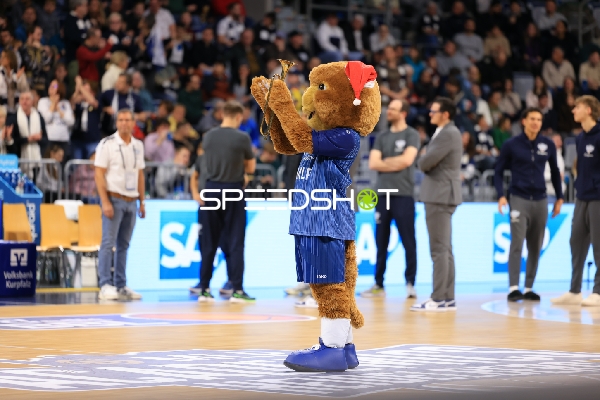 Maskottchen Accy (99; MLP Academics Heidelberg) mit Trompete