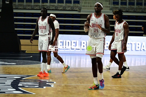 Zwei Spieler auf dem Court