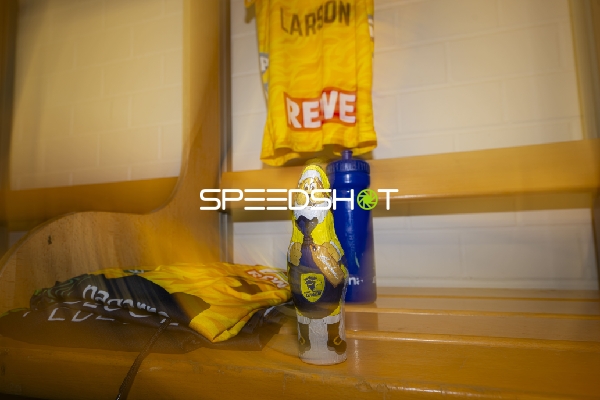 Umkleideszene mit Ausrüstung