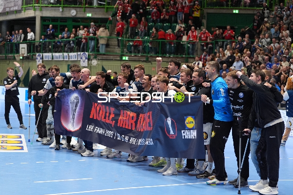 Jubel mit Aron Seesing (49; Bergischer HC) und Teamkollegen