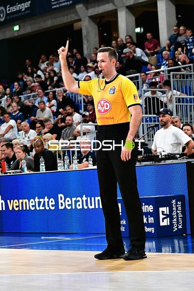 Schiedsrichter gibt Anweisungen