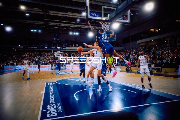 Ein Spieler der MLP Academics Heidelberg versucht, einen Korbleger zu blocken.