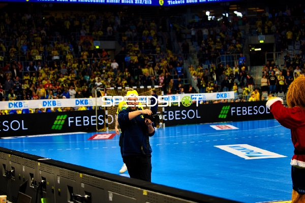 Ein Fan-Event oder Pause während eines Handballspiels.