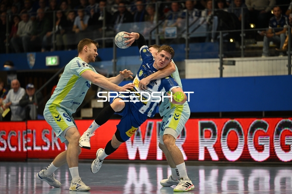 Zweikampf zwischen Vukasin Antonijevic (41; ThSV Eisenach) und Kristjan Horzen (27; VfL Gummersbach) Vukasin Antonijevic (41; ThSV Eisenach) wird von Kristjan Horzen (27; VfL Gummersbach) verteidigt - Kristjan Horzen, Vukasin Antonijevic