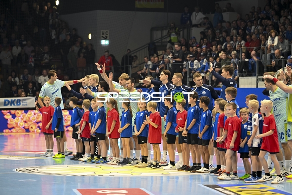 Mannschaftsaufstellung mit Kristjan Horzen (27; VfL Gummersbach) und Tilen Kodrin (5; VfL Gummersbach) Mannschaftsaufstellung mit Kristjan Horzen (27; VfL Gummersbach) und Tilen Kodrin (5; VfL Gummersbach) vor Spielbeginn - Mathis Haeseler, Miro Schluroff, Kristjan Horzen, Tilen Kodrin, Stepan Zeman, Milos Vujovic, Julian Koester