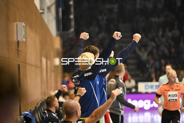 Jubel von Matija Spikic (1; ThSV Eisenach), Oskar Joelsson (3; ThSV Eisenach) und Timothy Reichmuth (5; ThSV Eisenach) Matija Spikic (1; ThSV Eisenach), Oskar Joelsson (3; ThSV Eisenach) und Timothy Reichmuth (5; ThSV Eisenach) jubeln gemeinsam auf der Bank - Matija Spikic, Oskar Joelsson, Timothy Reichmuth