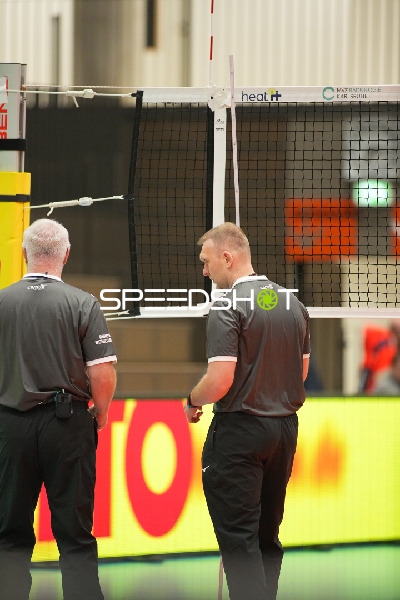 Schiedsrichter am Netz