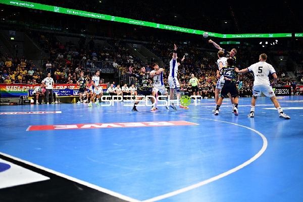 Szene mit Kaj Geenen (5; HSV Hamburg) und Robert Timmermeister (7; Rhein Neckar Löwen)