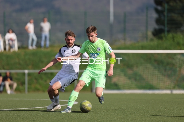 Intensives Dribbling auf dem Rasen