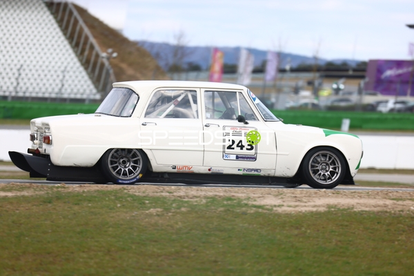 Fahrzeug Nummer 243 auf Rennstrecke