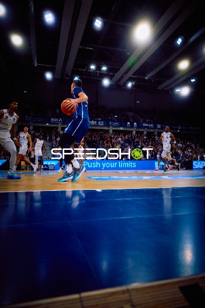 Spieler dribbelt den Ball