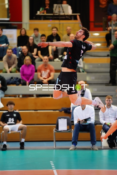 Yoan David (7; TSV Haching München) springt zum Angriff