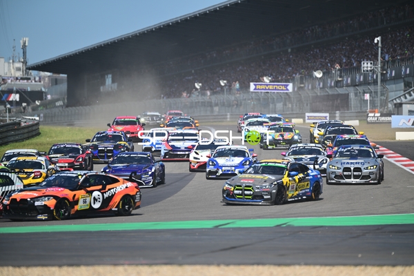 Startphase beim 24h Rennen 2025 Nürburgring