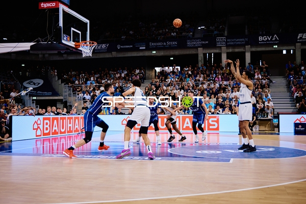 Wurfversuch Brendan Gregori (0;Niners Chemnitz) gegen Paul Zipser (9;MLP Academics Heidelberg), Ryan Mikesell (33;MLP Academics Heidelberg)