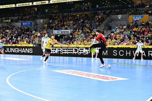 Torwart der Rhein-Neckar Löwen spielt den Ball mit dem Fuß in der SAP Arena