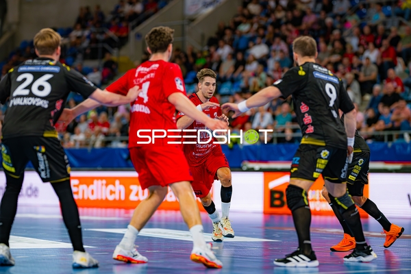 4; SG BBM Bietigheim dribbelt im Angriff