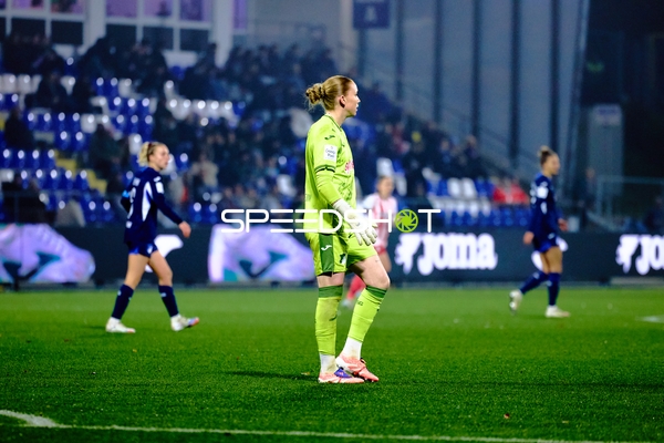 Torwart Laura Dick (1; TSG Hoffenheim Frauen) in Position