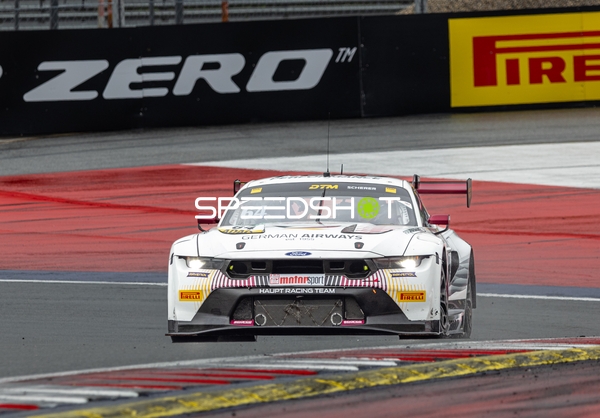 Rennfahrzeug auf der Rennstrecke