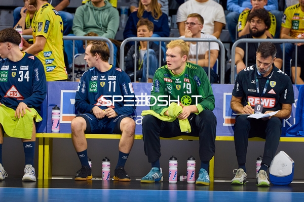 Spieler der Rhein Neckar Löwen sitzen auf der Ersatzbank.
