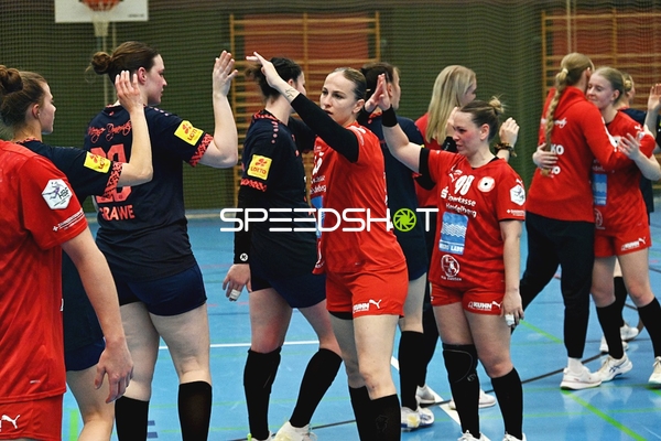 Spielerinnen begrüßen sich mit High-Five