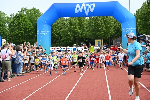 Kinder starten Lauf