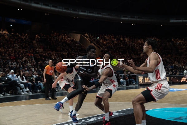 Spielaktion mit Oscar da Silva (1; FC Bayern Basketball), Barra Njie (13; Basketball Löwen Braunschweig) und Xavier Rathan-Mayes (4; FC Bayern Basketball)